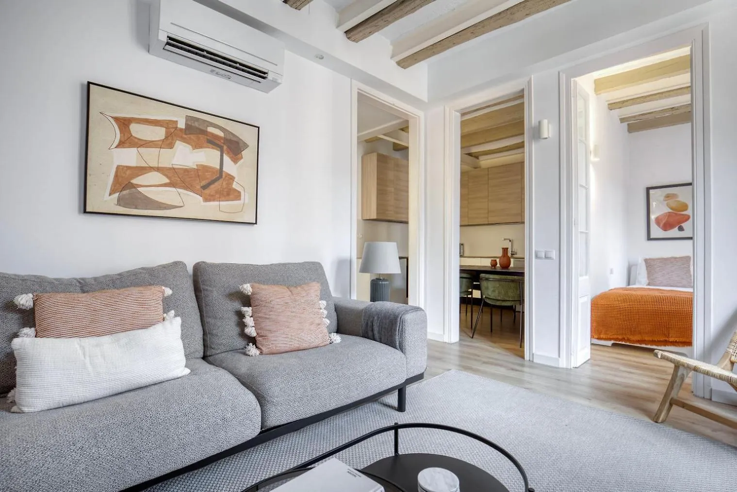 Contacten van Blueground Sarria Nr Old Town Bcn-103